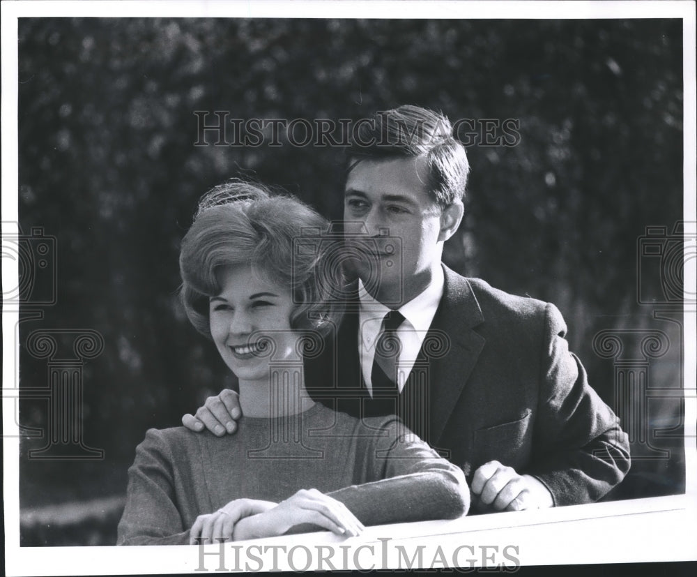 1963 Press Photo Joann Carroll Deal and her fiance, William Bell Embury-Historic Images