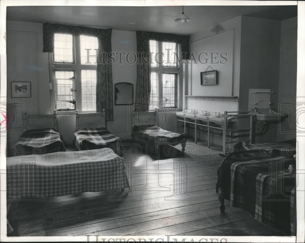 1957 Press Photo A Dormitory Inside Cheam School in England - mjb00358 - Historic Images