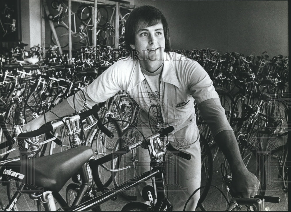 1982 Press Photo Burleigh Bike Shop Owner Steve Dye - Historic Images