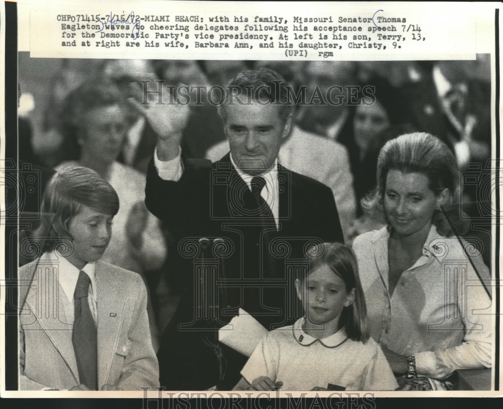 1972 Press Photo Presidential candidate Eagleton waves to crowd after his speech - Historic Images