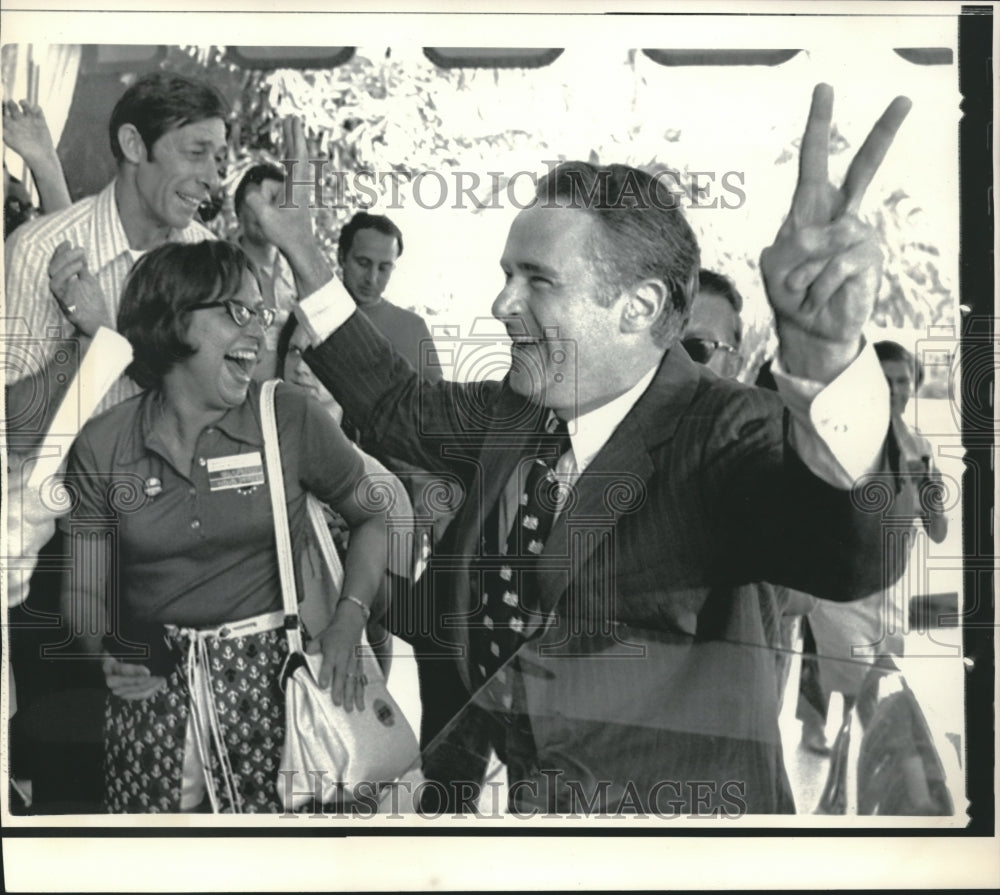 1972 Press Photo Senator Thomas F. Eagelton leaving his Miami Beach hotel - Historic Images