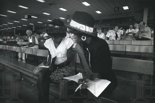 1990 Press Photo Lorene Johnson and Vemida Wilcott at Dubuque Greyhound Park - Historic Images