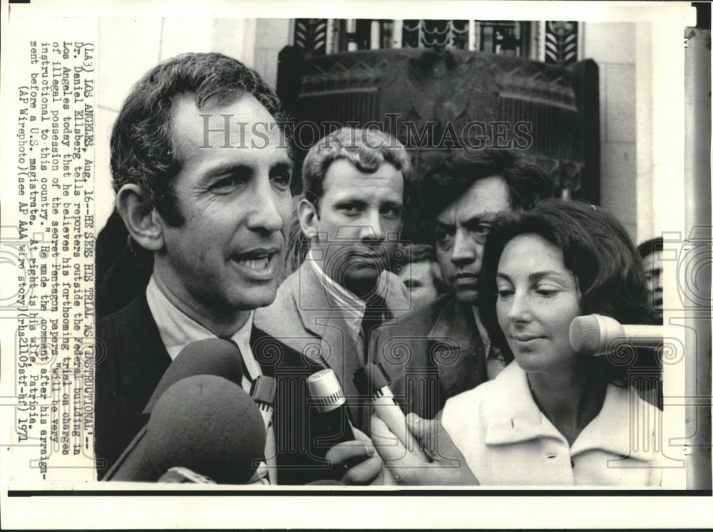 1971 Press Photo Daniel and Patricia Ellsberg Speak to Reporters about his Trial - Historic Images