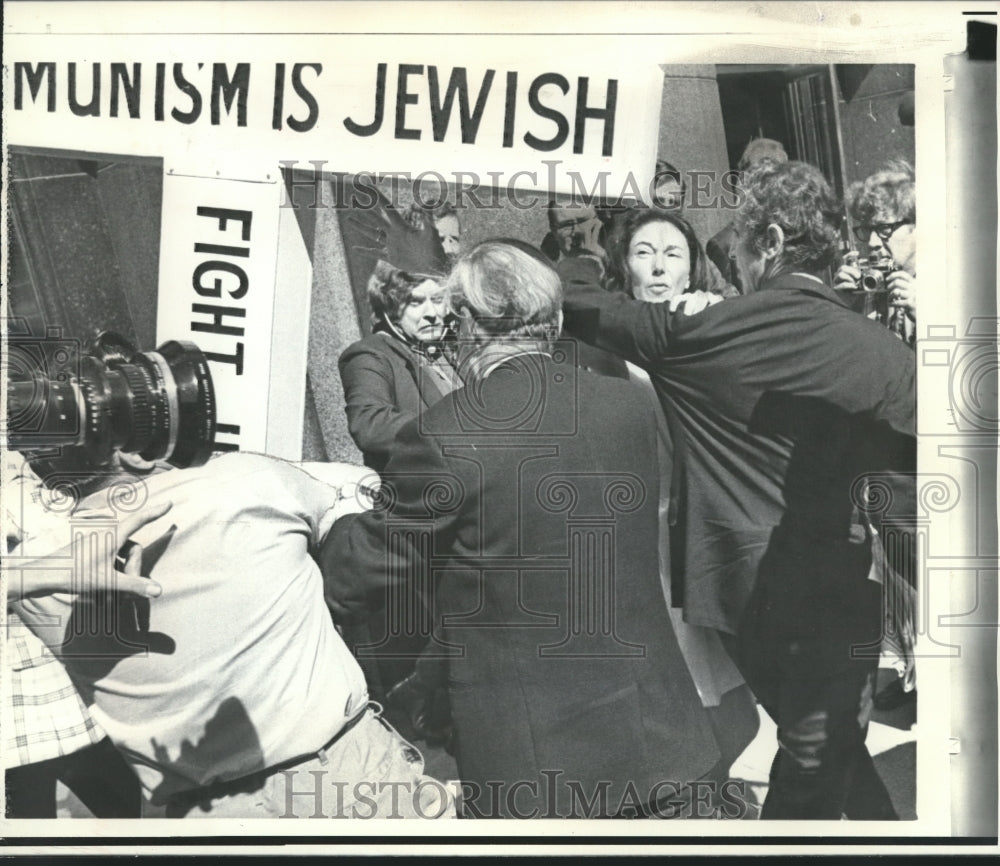 1971 Press Photo Josef Miot-Mroz is restrained after attack on Daniel Ellsberg - Historic Images