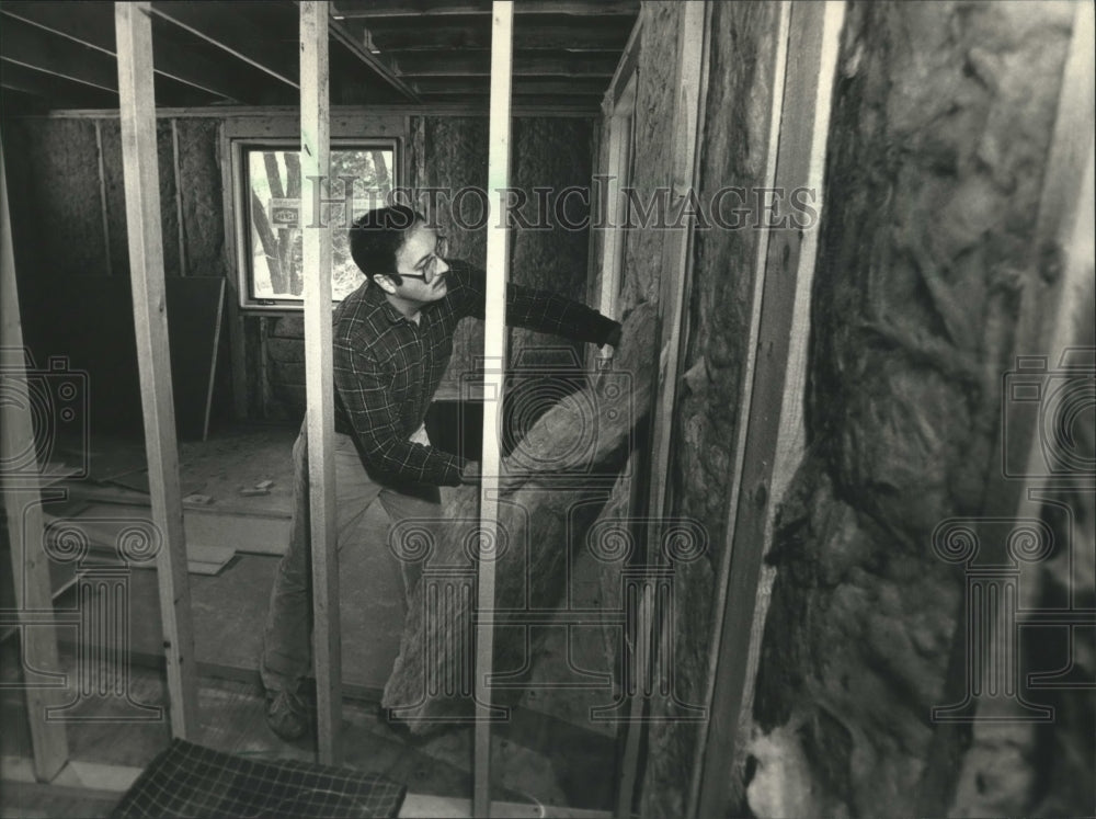 1988 Press Photo John Ognenoff Installs Insulation to his Northwest Side Home - Historic Images