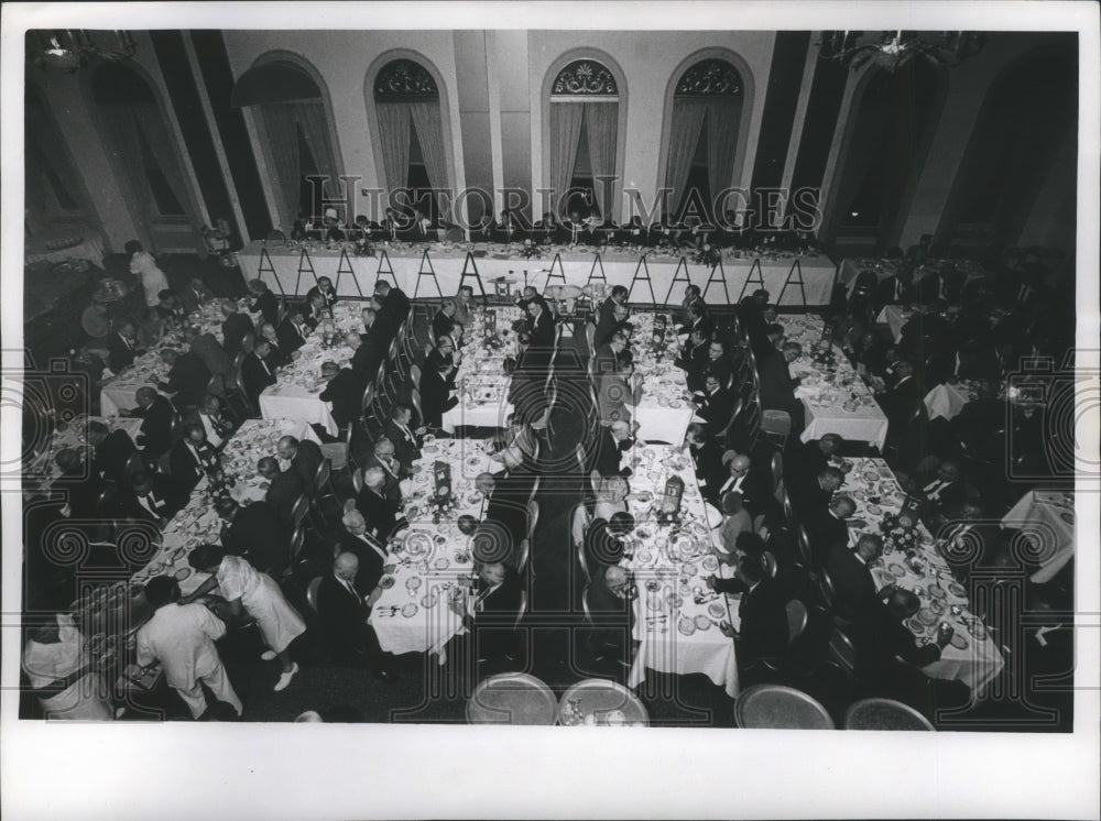 1966 Press Photo Milwaukee Journal 25 Year Club Dinner Bird&#39;s Eye View of Guests - Historic Images