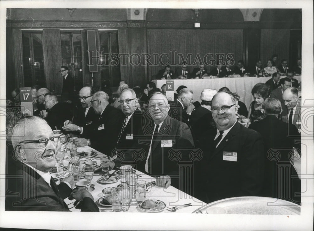 1967 Press Photo Milwaukee Journal 25 Year Club Members at Dinner Table - Historic Images