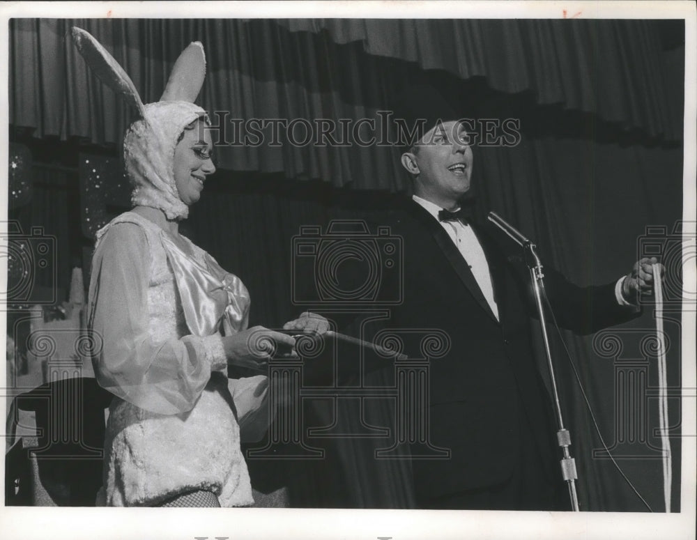 1965 Press Photo Walt Bode and Wife at Milwaukee Journal&#39;s 25 Year Club Dinner-Historic Images