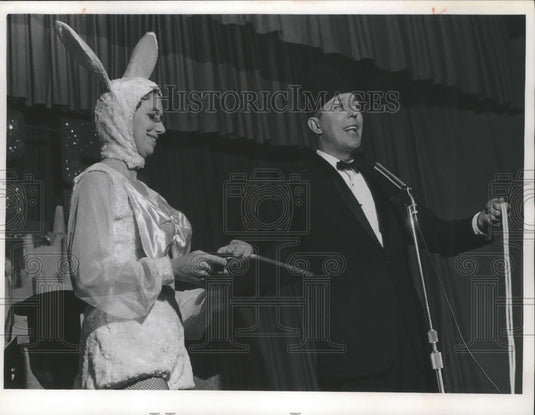 1965 Press Photo Walt Bode and Wife at Milwaukee Journal's 25 Year Club Dinner-Historic Images