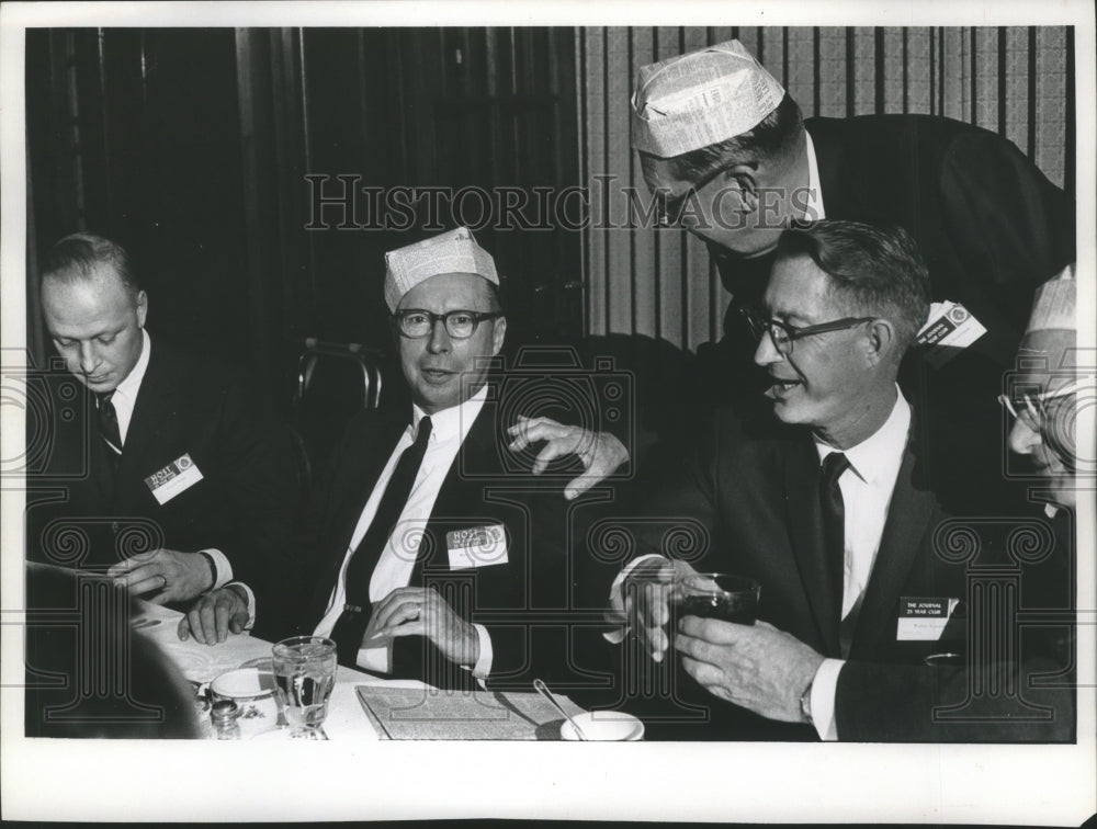 1966 Press Photo Members at the Milwaukee Journal 25 Year Club Dinner-Historic Images
