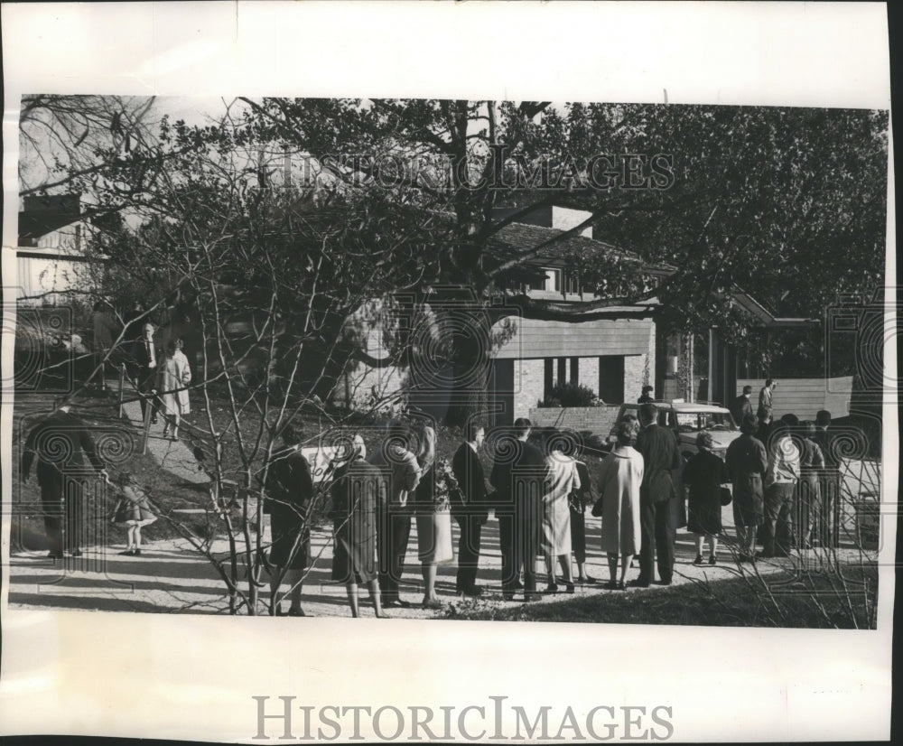 1963 Press Photo People at Showing of The Milwaukee Journal Ultimate House-Historic Images