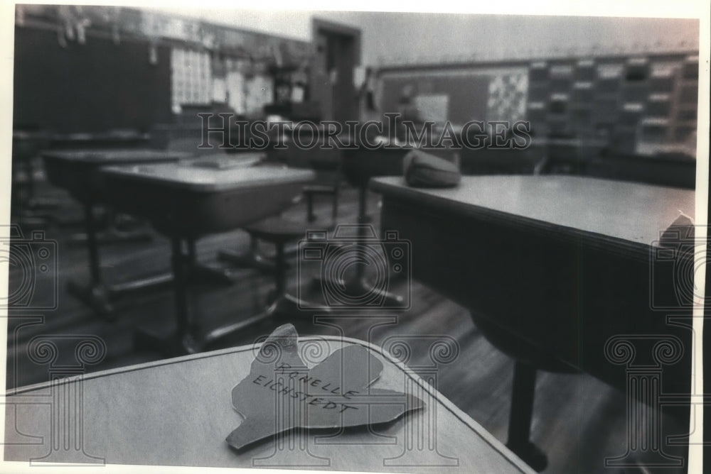 1992 Press Photo This is the empty desk of Ronelle Eichstedt - Historic Images