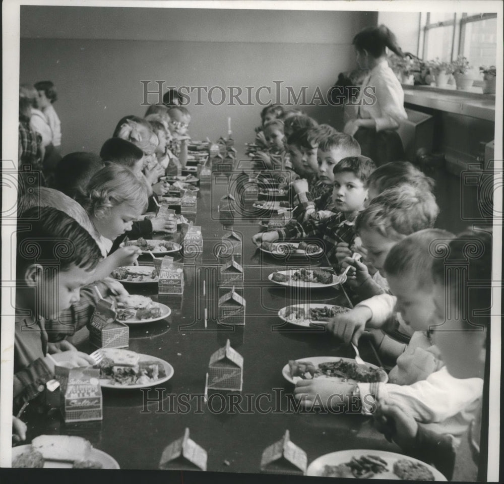 1957 81st Street School, pupils eating from prefilled plates