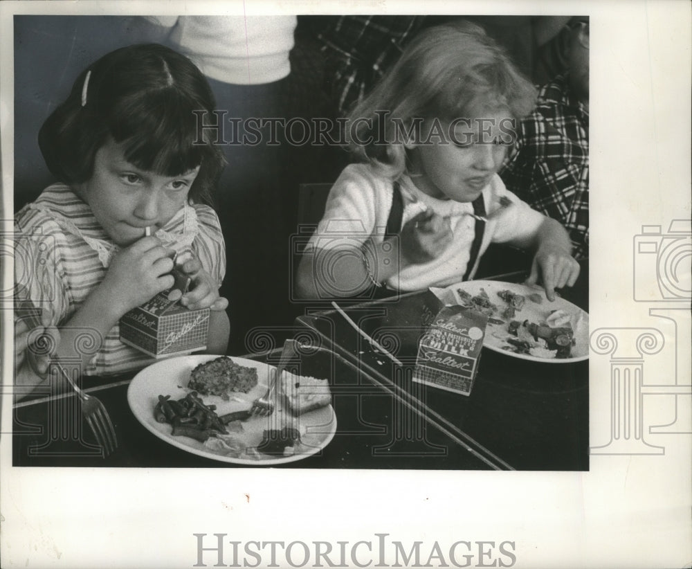 1946 Press Photo 81st Street School, school lunch - Historic Images