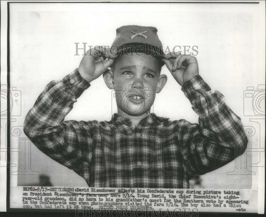 1956 Press Photo David Eisenhower adjusting his Confederate cap, Gettysburg.-Historic Images