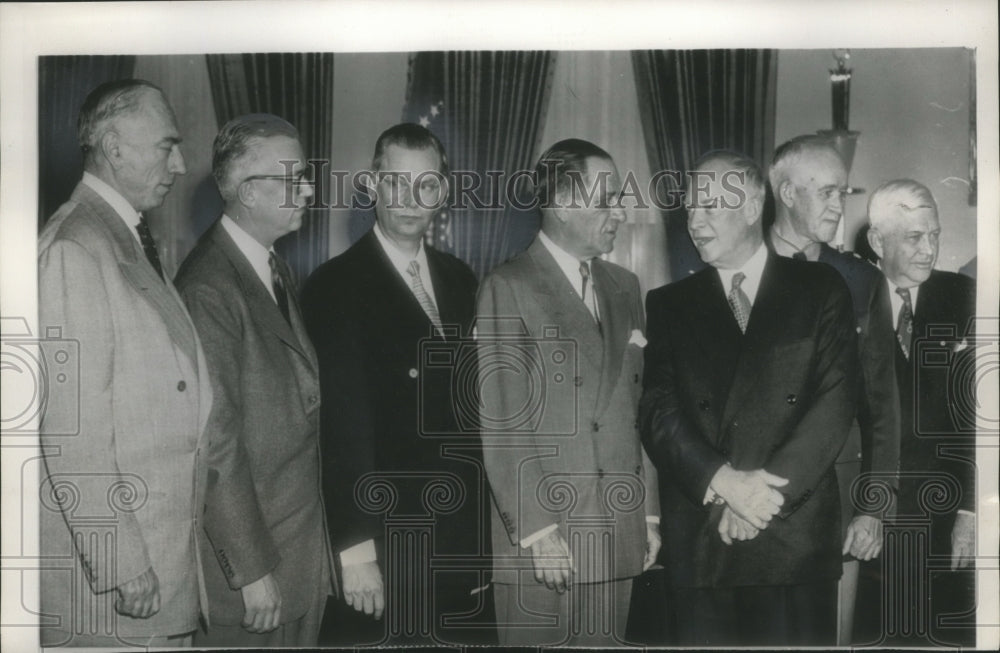 1953 Press Photo Dwight Eisenhower swearing in defense department secretaries- Historic Images