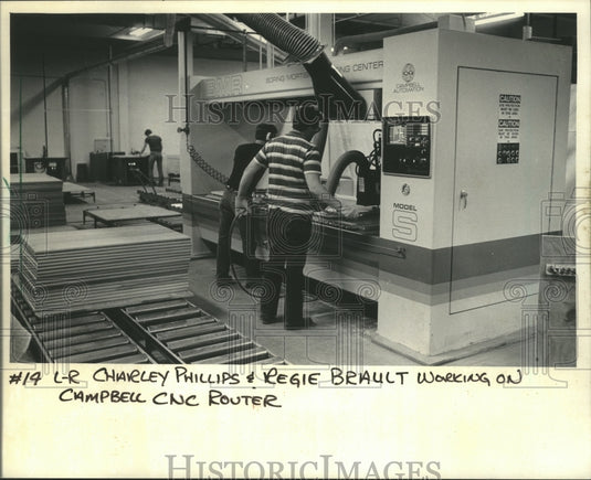 1985 Press Photo Charles Phillips and Regis Brault, Eggers Industries, Wisconsin - Historic Images