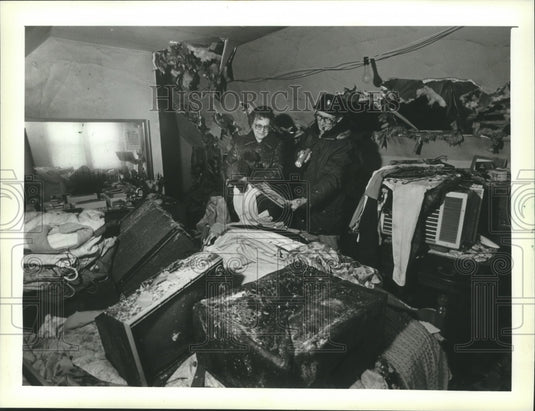 1982 Press Photo Martha and Gustave Faige in Fire-Damaged Bedroom, Milwaukee - Historic Images