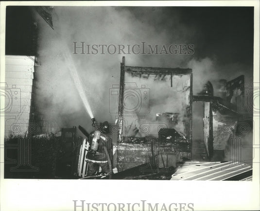 1982 Press Photo Firefighters at 4022 N. 19th Place, Milwaukee, Wisconsin - Historic Images