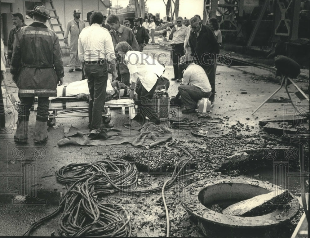 1986 Press Photo David J. Klinger, injured from an explosion, Milwaukee. - Historic Images