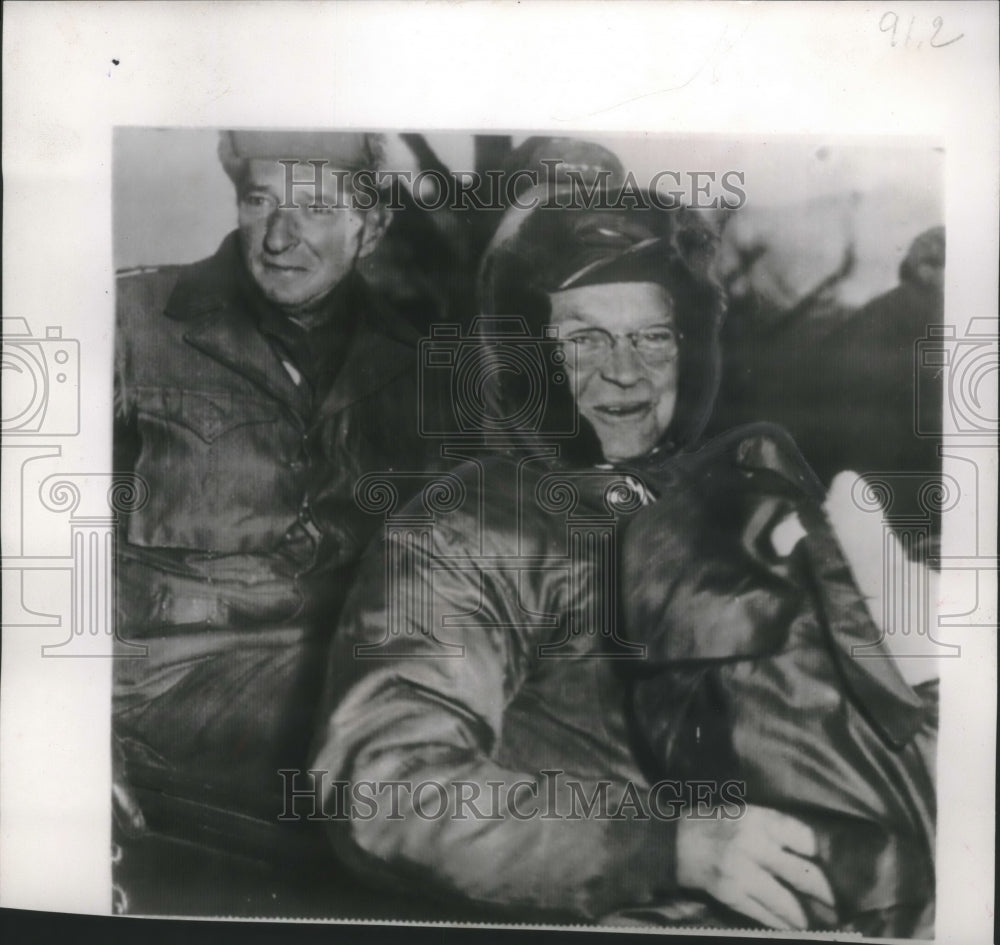 1952 Press Photo President Eisenhower and Kouan Bundled up to Tour the Far East-Historic Images