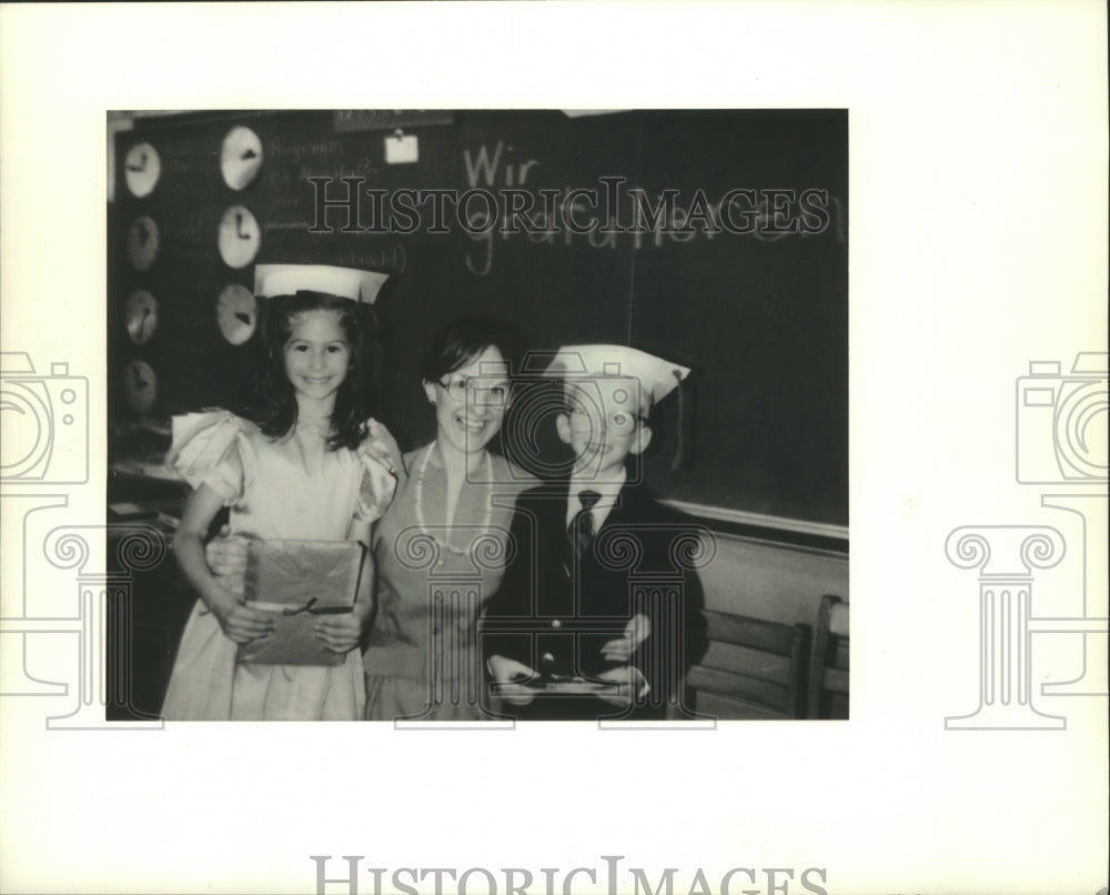 1987 Press Photo Kindergarten Teacher Rosemarie Eidt with two of her students - Historic Images