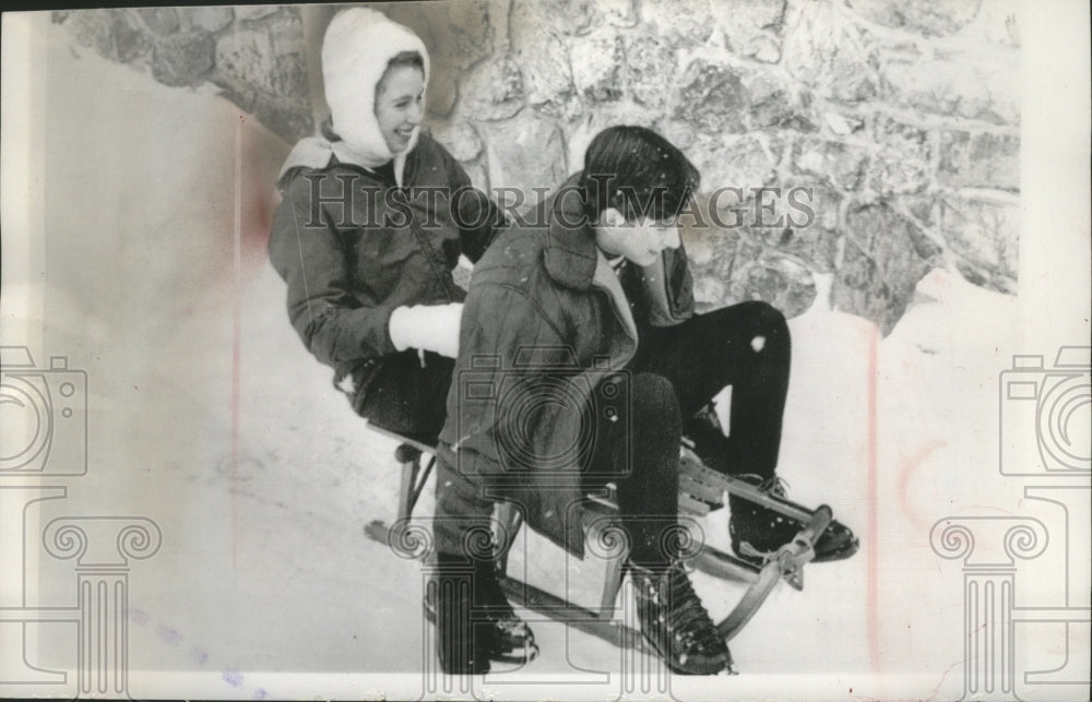 1965 Press Photo Britain&#39;s Princess Anne and Prince Charles sledding in winter-Historic Images