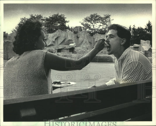 1986 Press Photo Sandy and Mark Wyss at the Milwaukee a la Carte at the Zoo - Historic Images