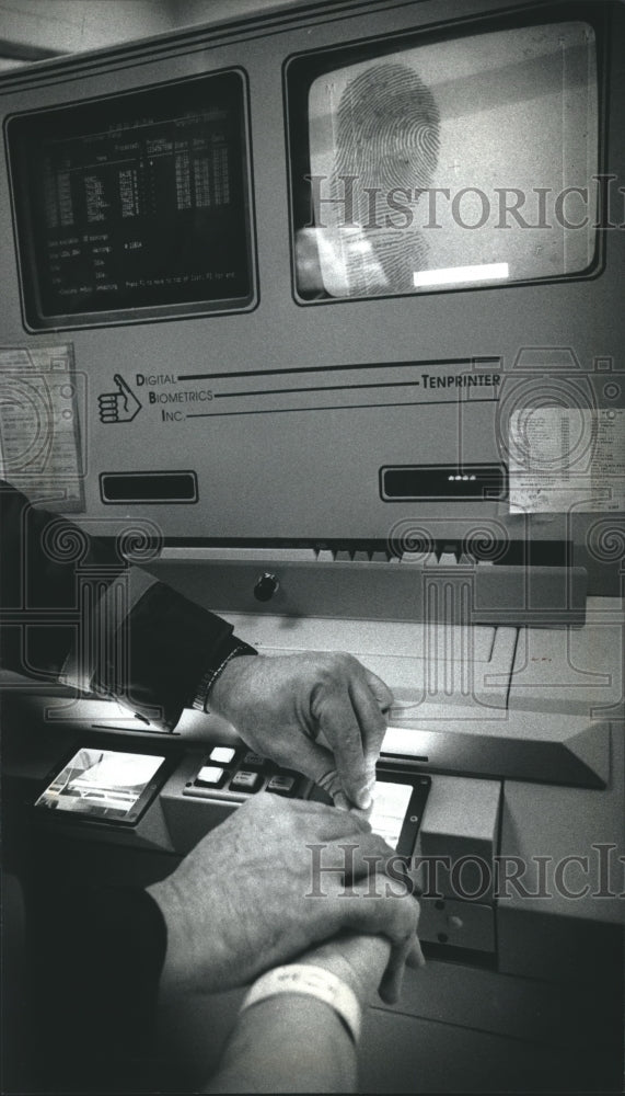 1993 Press Photo Electronic fingerprinting scanner used by Racine County Sheriff - Historic Images