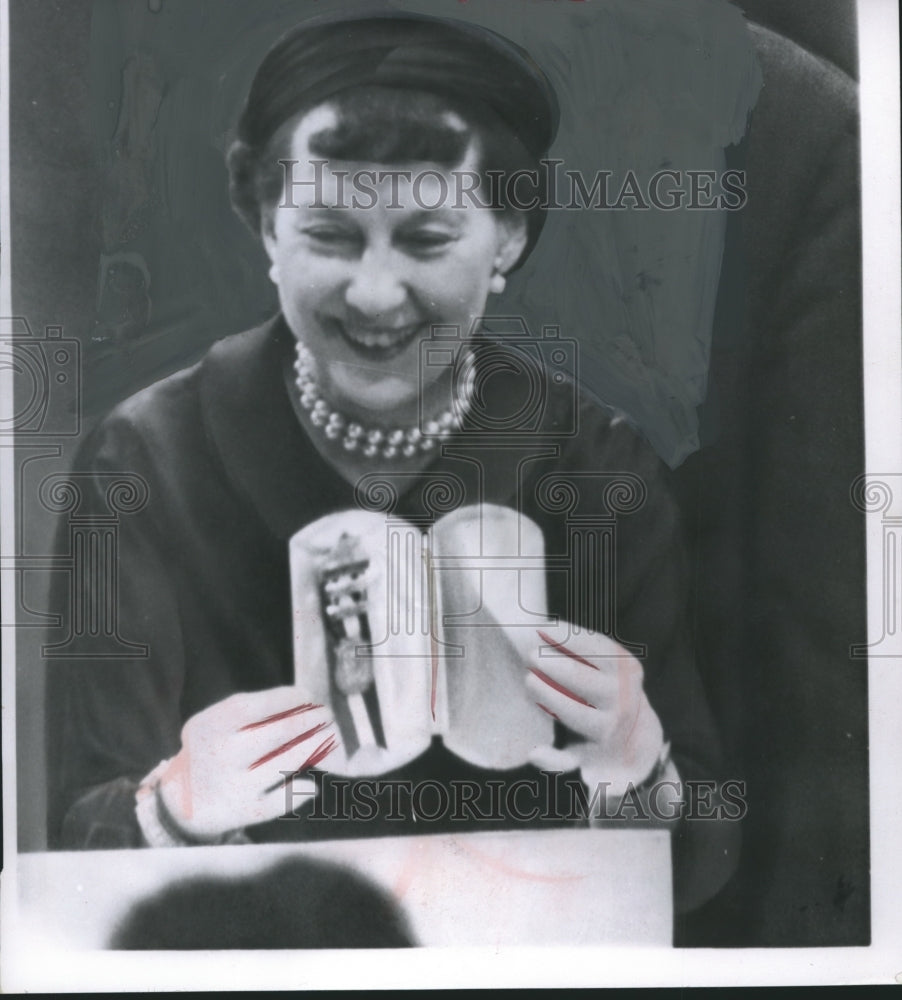 1956 Press Photo Mamie Eisenhower Receives Chairman's Badge at Convention - Historic Images