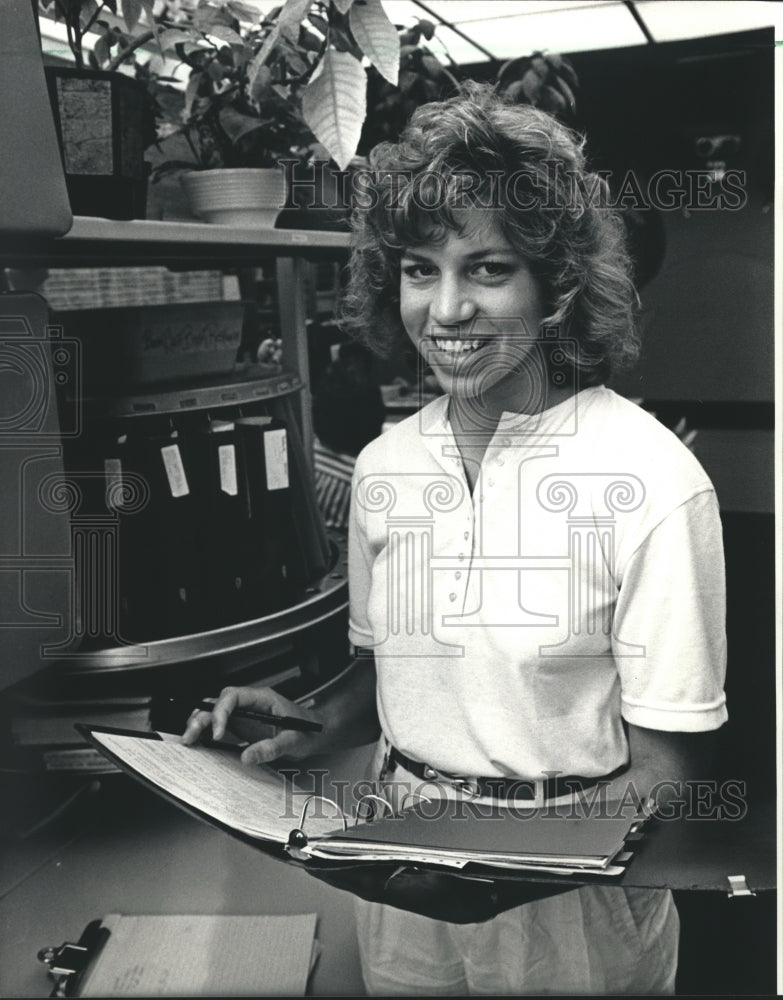 1987 Press Photo Amy Ellenberger Working at Children's Hospital of Wisconsin - Historic Images