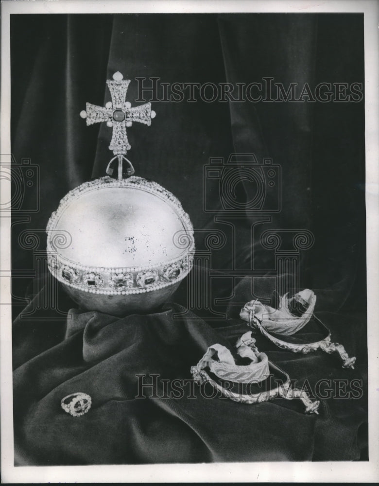 1953 Press Photo Sovereign orb, ring, and spurs for Queen Elizabeth&#39;s coronation - Historic Images