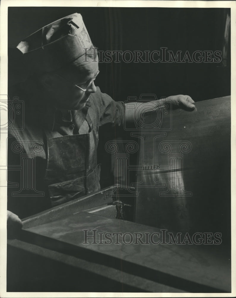 1946 Press Photo Mechanical feed at Milwaukee Journal department. Milwaukee. - Historic Images