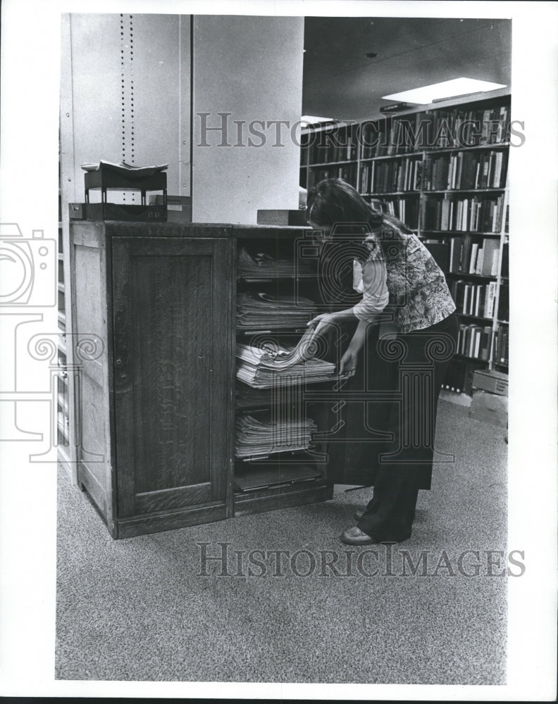 1977 Press Photo Oak filing cabinet at the Milwaukee Journal, Milwaukee. - Historic Images