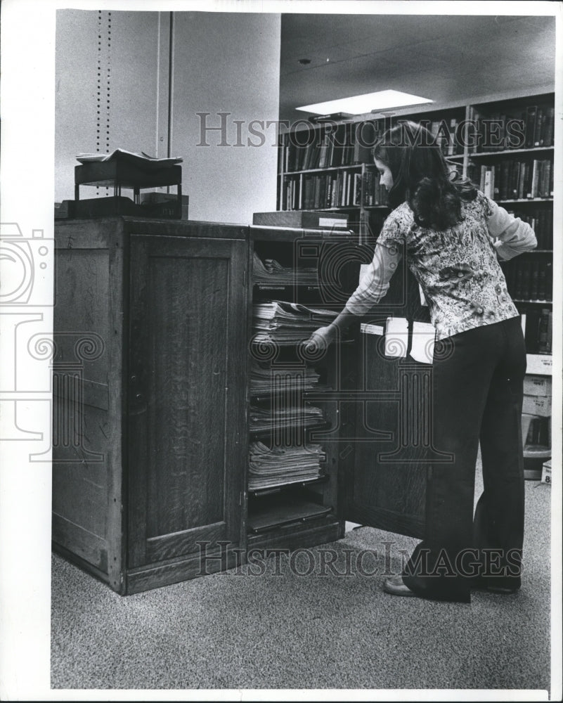 1977 Press Photo Melissa Laney at the News Information Center, Milwaukee Journal-Historic Images