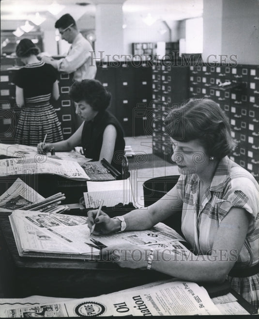 1954 Press Photo Joy Draak, and group at The Milwaukee Journal News Center. - Historic Images