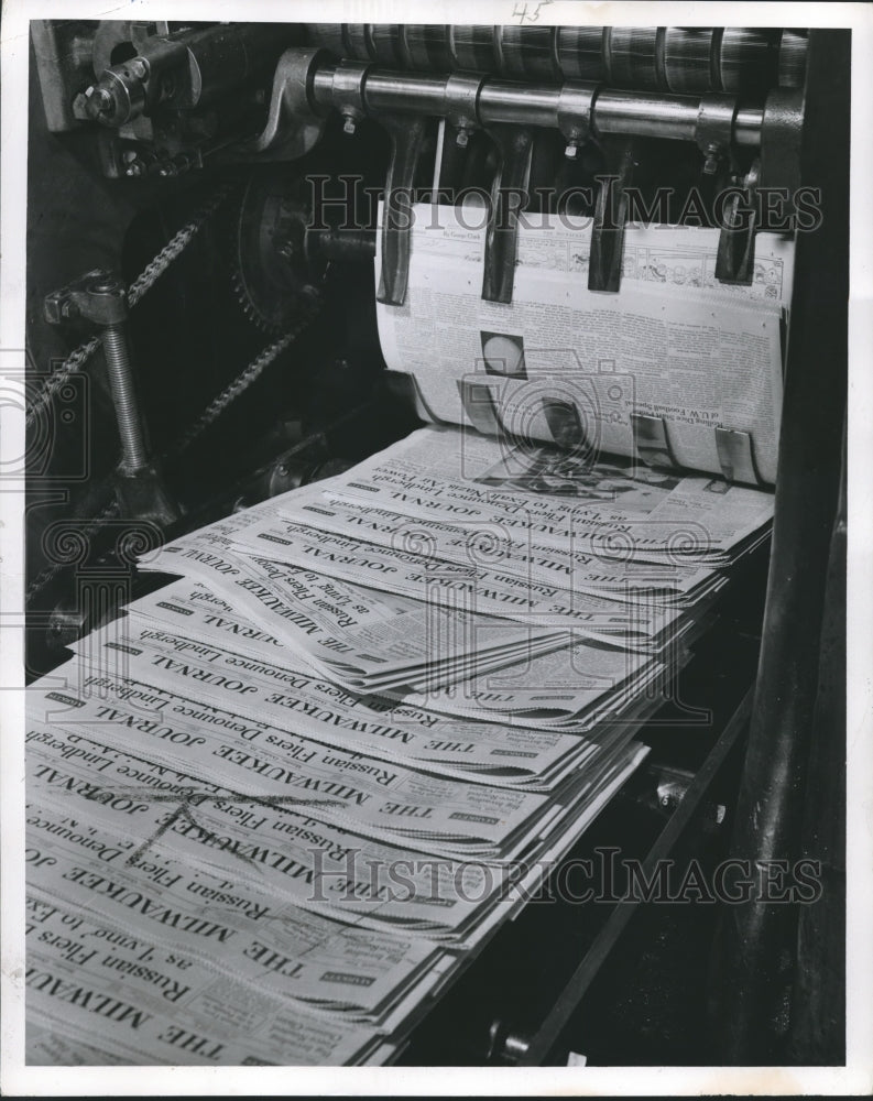 1952 Press Photo Newspapers coming off of the press, Milwaukee Journal Pressroom-Historic Images
