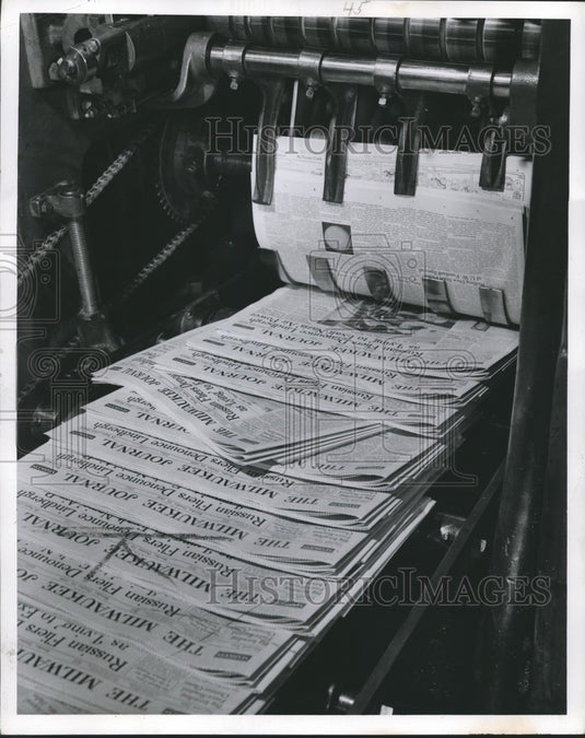 1952 Press Photo Newspapers coming off of the press, Milwaukee Journal Pressroom-Historic Images