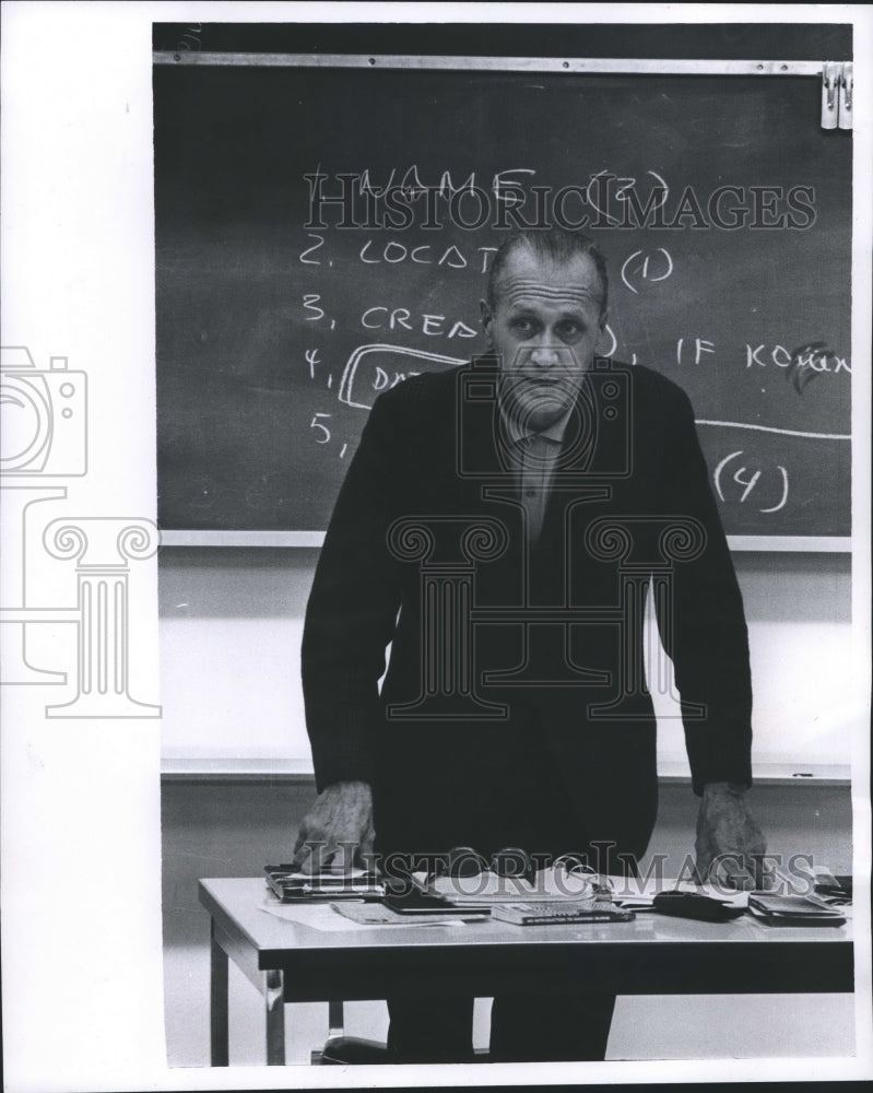 1966 Press Photo Sigmund G. Eisenscher lectured at University of Wisconsin - Historic Images