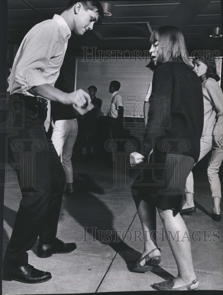 1965 Press Photo Monica and Jon Dance at Young America Week - Historic Images