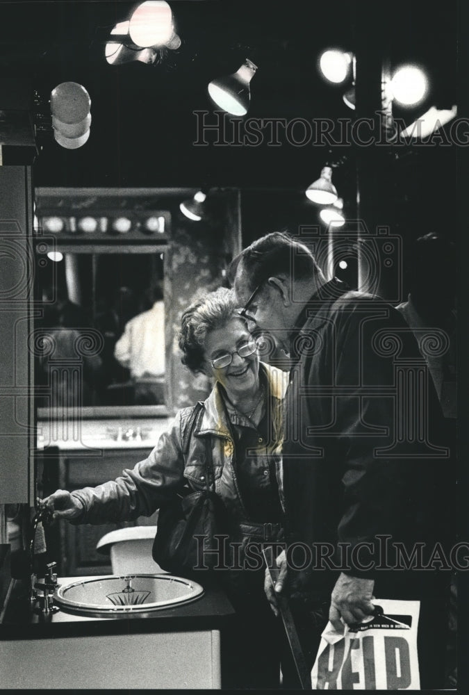 1990 Press Photo Milwaukee Home Improvement Show Stephanie &amp; Stanley Gozdowiak - Historic Images