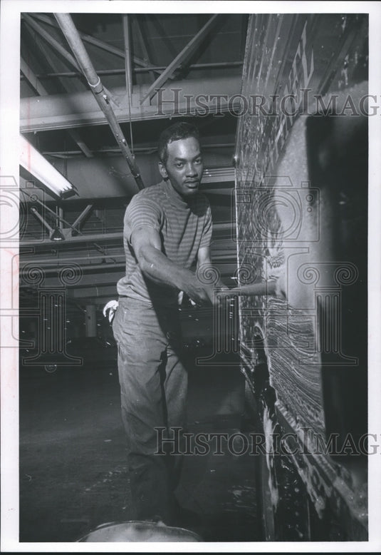 1969 Press Photo Wendell Clark soaps down a state circulation truck - Historic Images