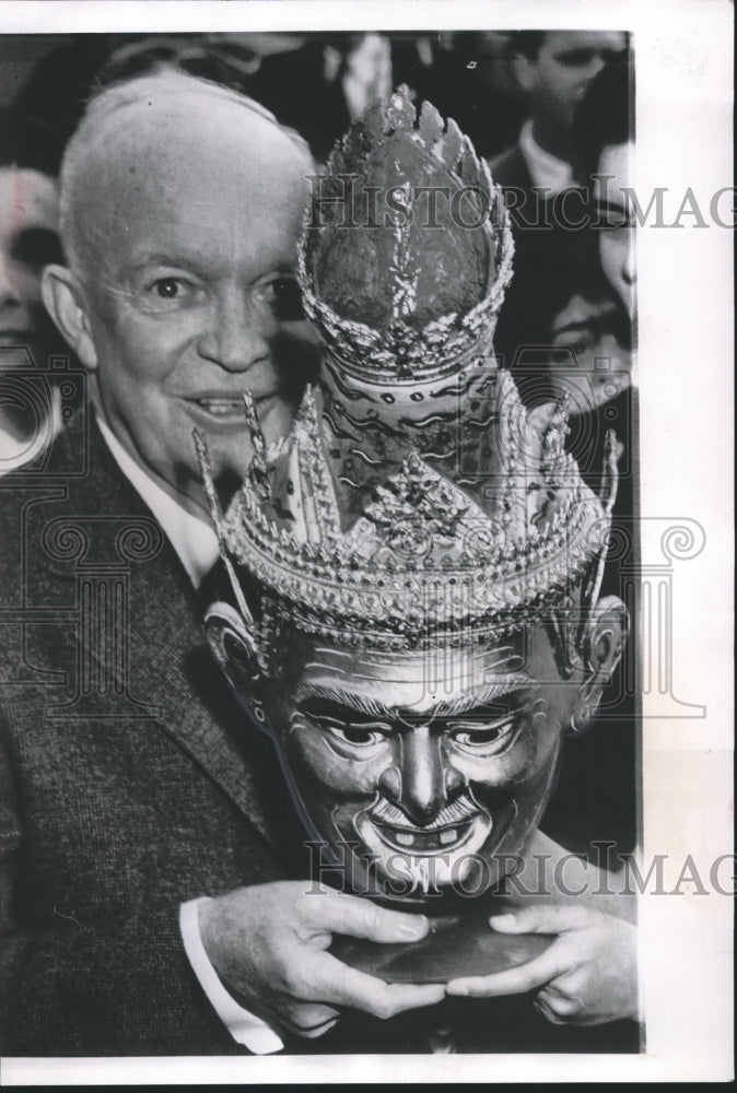 1957 President Eisenhower accepting mask from Thailand - Historic Images