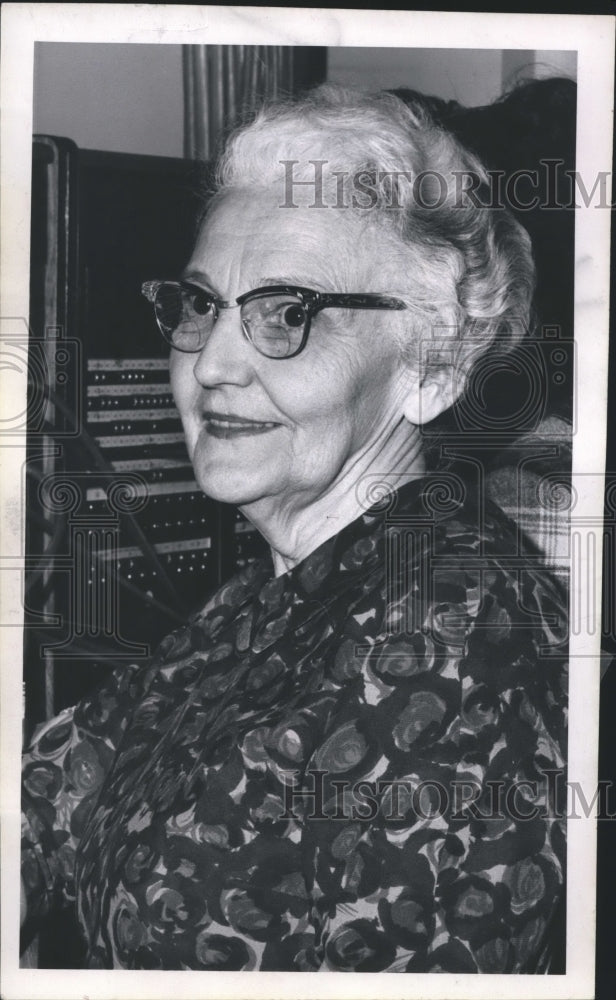 Press Photo Mrs. Louis Wiess, City Hall telephone switchboard chief operator - Historic Images