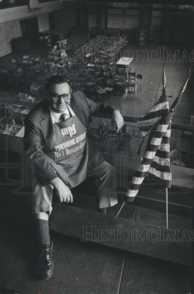 1971 Press Photo Ken Ducat, Class of '38 Sits in South Division High School Gym - Historic Images