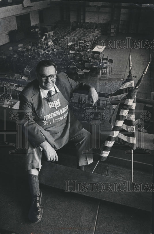1971 Press Photo Ken Ducat, Class of '38 Sits in South Division High School Gym - Historic Images