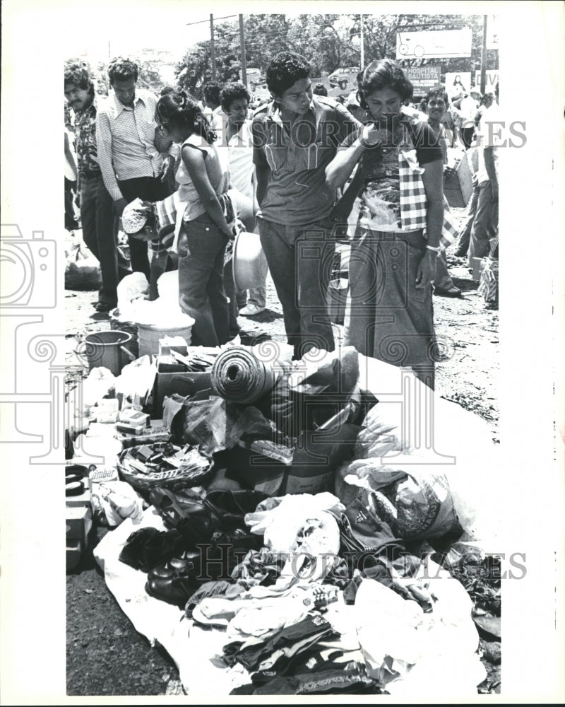 1979 Press Photo Woman at Looter's Market, Managua, Nicaragua. - Historic Images