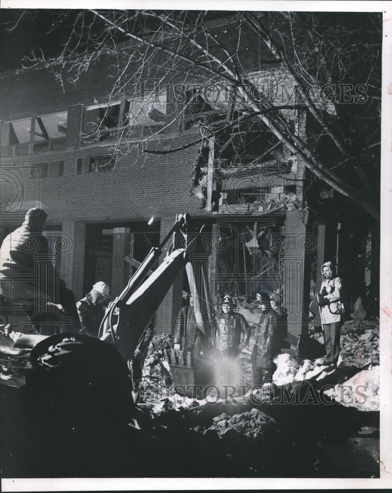 1967 Press Photo Wisconsin Firemen Search for Cause of the School&#39;s Explosion - Historic Images