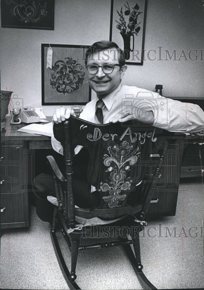 1973 Press Photo Supervisor Gerald Engel in a Chair Decorated by His Wife Joyce - Historic Images