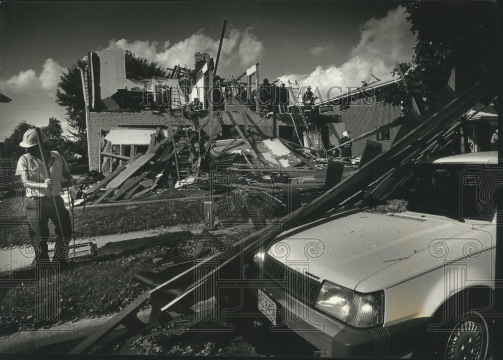 1990 Press Photo Debris of an Apartment Building After Explosion in Milwaukee - Historic Images